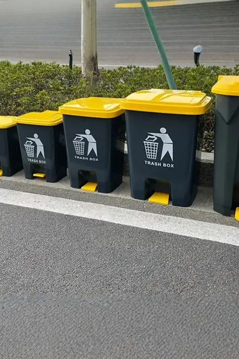 大型プラスチックペダルゴミ箱【アウトドア用・蓋付き・家庭・オフィス・ホテル対応】