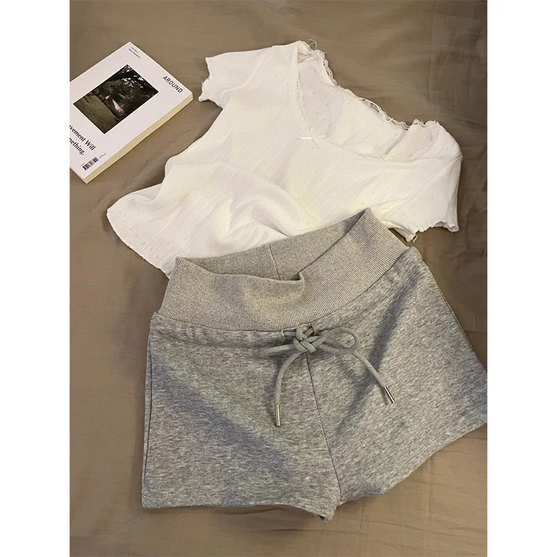 フレンチレースのラウンドネックTシャツ：夏のコーデに最適な女性用半袖の選び方