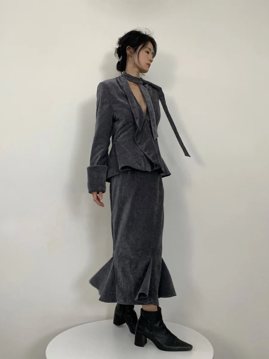 グレー スーツは黒より優れている？本当の選び方を知れば、通勤も毎日が楽しくなる