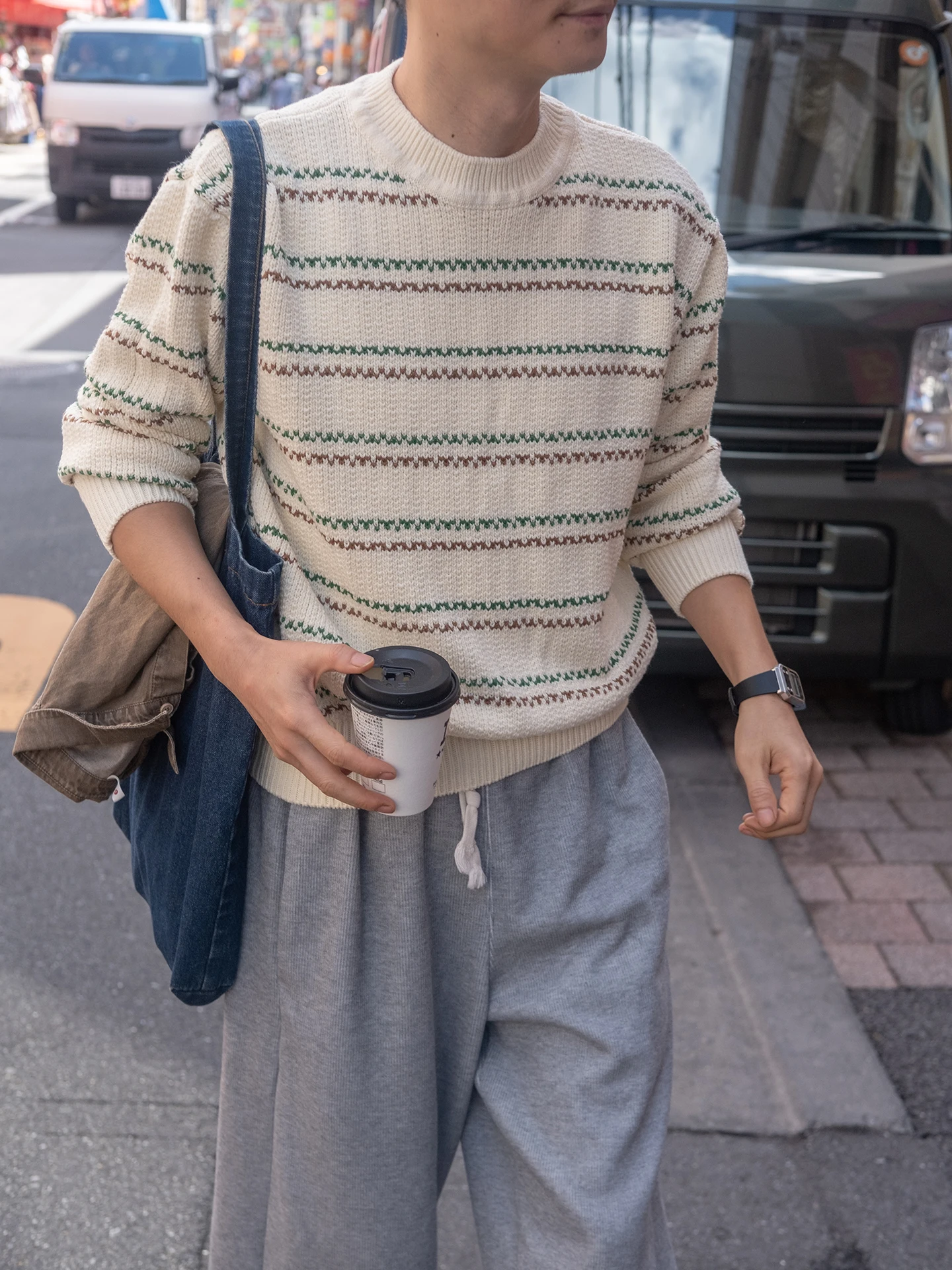 レトロなカラーストライプのルーズフィットクルーネックニット：春秋に最適な小清新スタイルの実用性解析