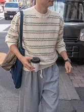 レトロなカラーストライプのルーズフィットクルーネックニット
