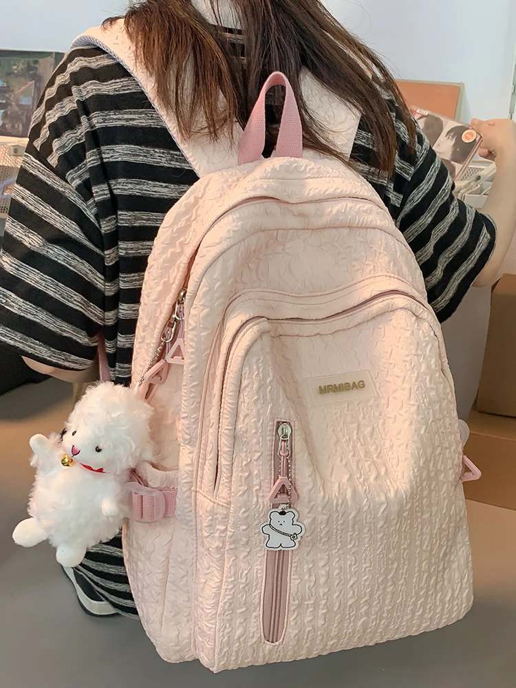シンプルで軽量な女子用リュックサック：通勤・通学に最適なデザインと機能性