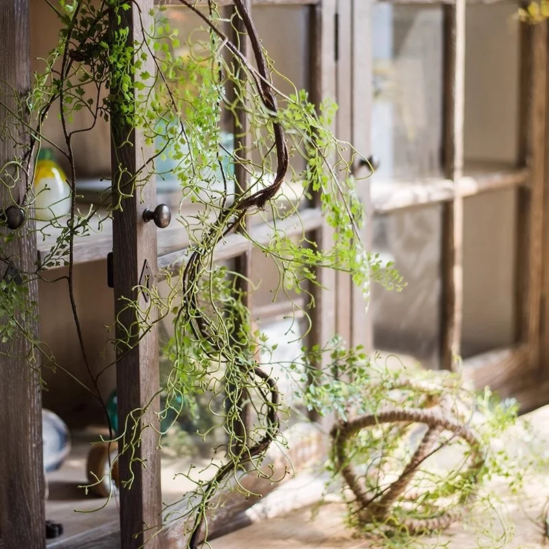 ウッドデッキの目隠しにぴったり？リアルな緑のつる植物が解決する、風や雨に強い自然の感覚