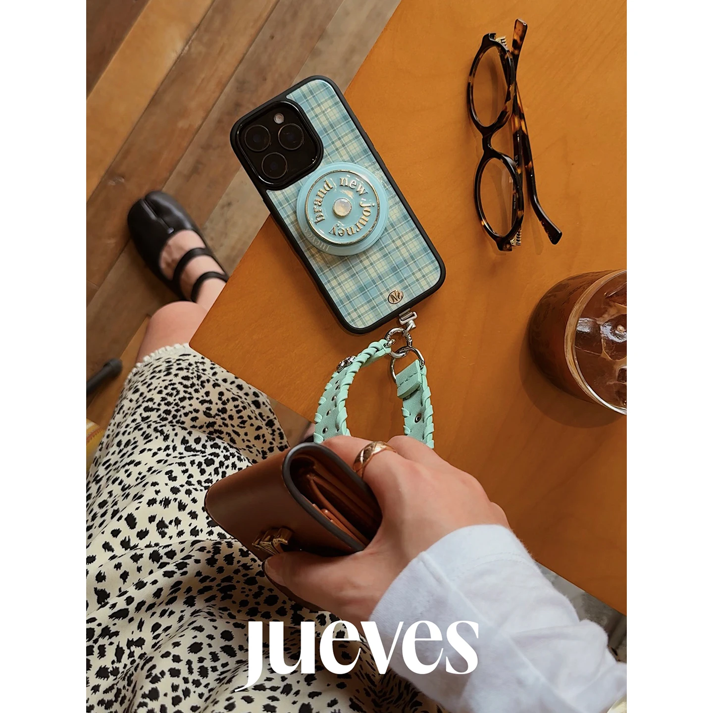 JUEVES マグネット式スマホスタンド：伸縮可能でオリジナルデザインの高級感を実現