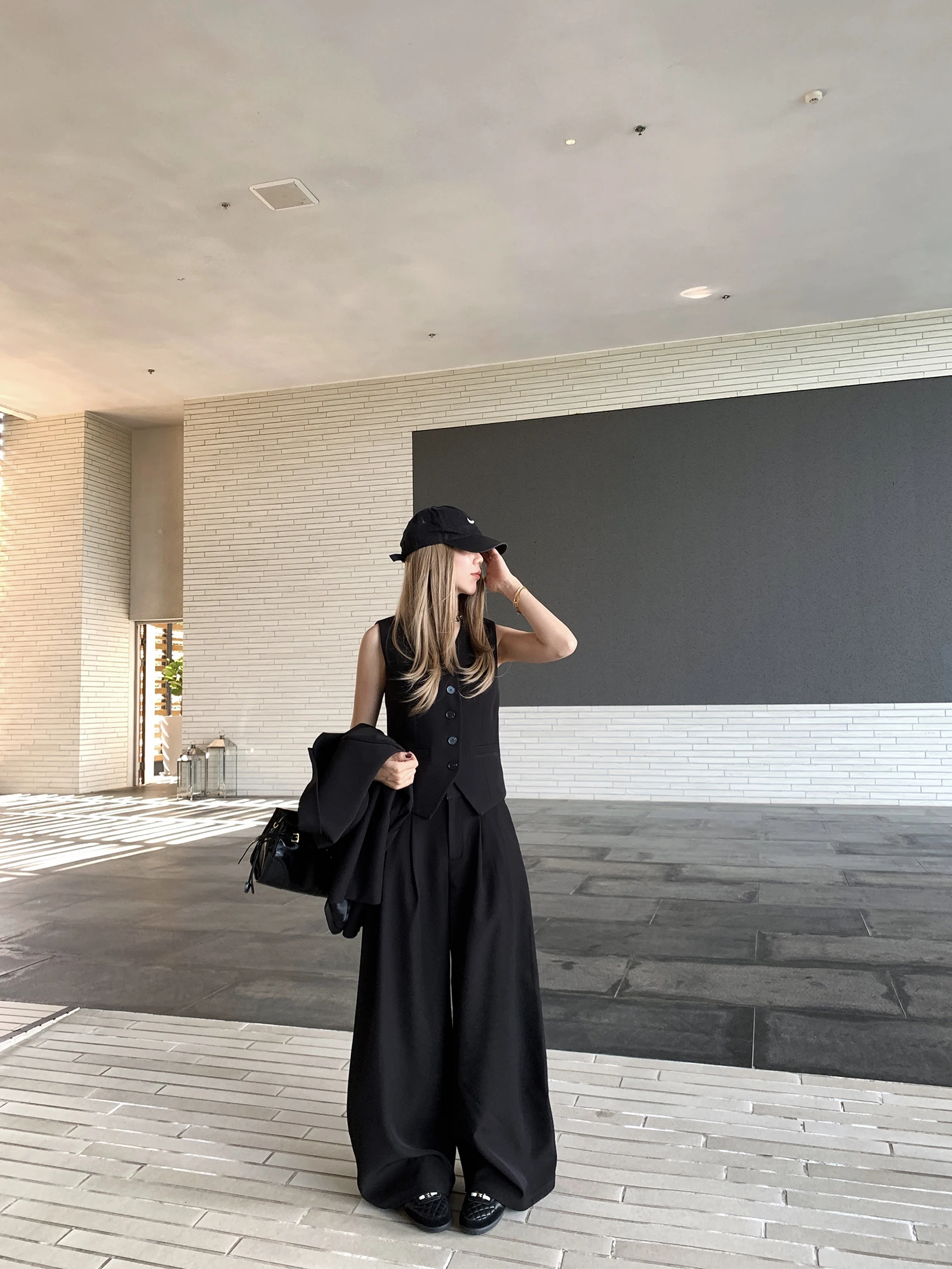黒スーツコーデで迷うなら、このシンプルセットアップが救う理由は？