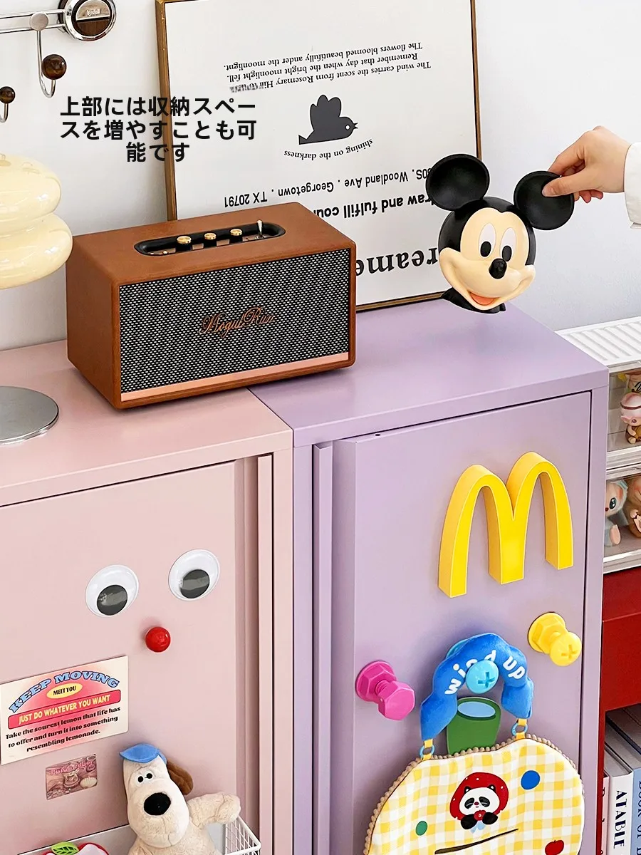 鉄製収納キャビネット：インダストリアルスタイルのスリムデザインと実用性