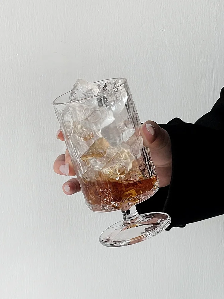 レトロデザインのストライプグラス：リモート飲み会やホームパーティーに最適な冷飲用グラスの選定ガイド