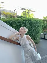 フリル付き立襟ノースリーブブラウス【フレンチスタイル・洗練されたデザイン】