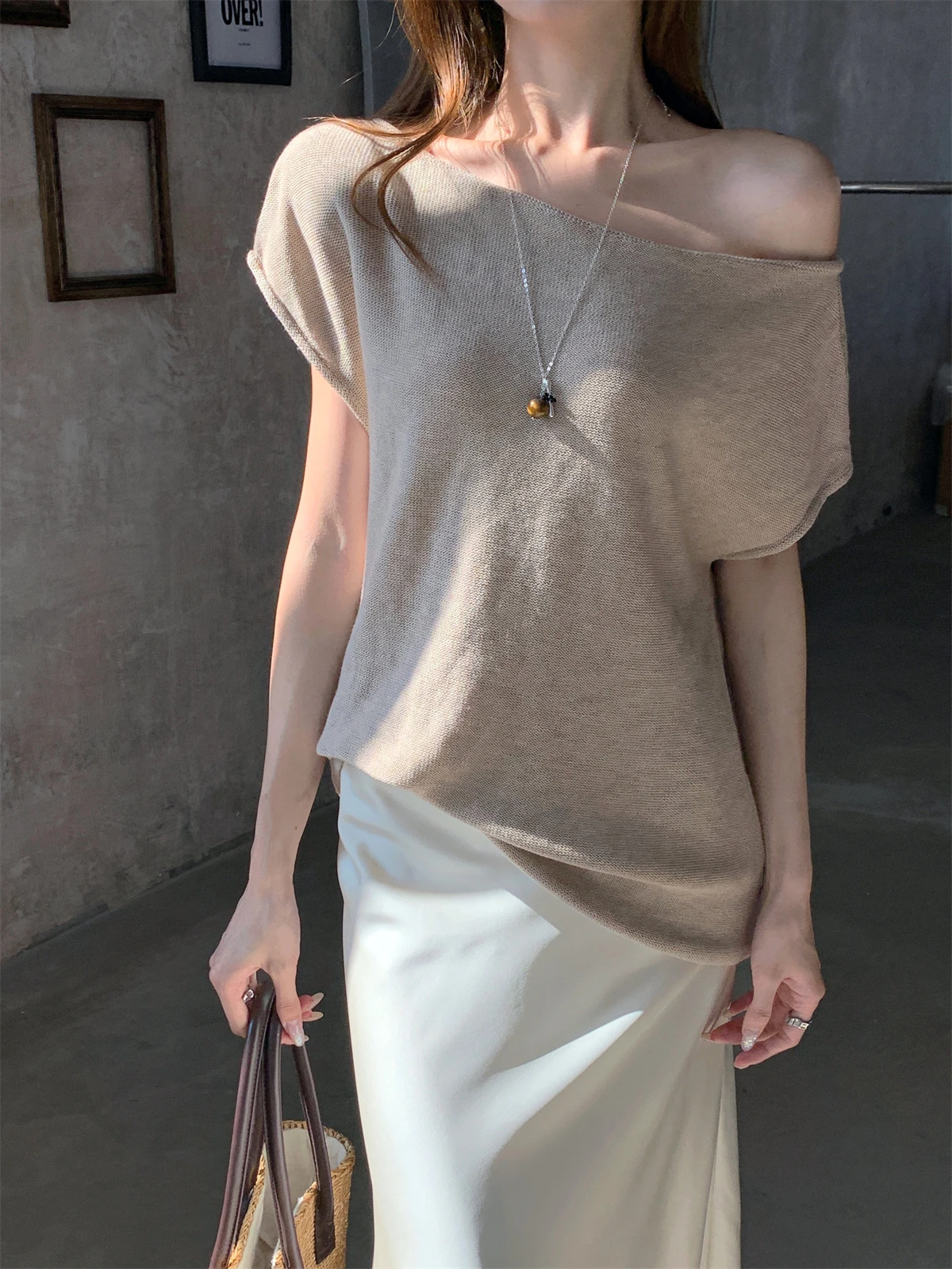 オフショルダーニットTシャツ：夏用バットウィングスリーブデザインの着こなしと実用性