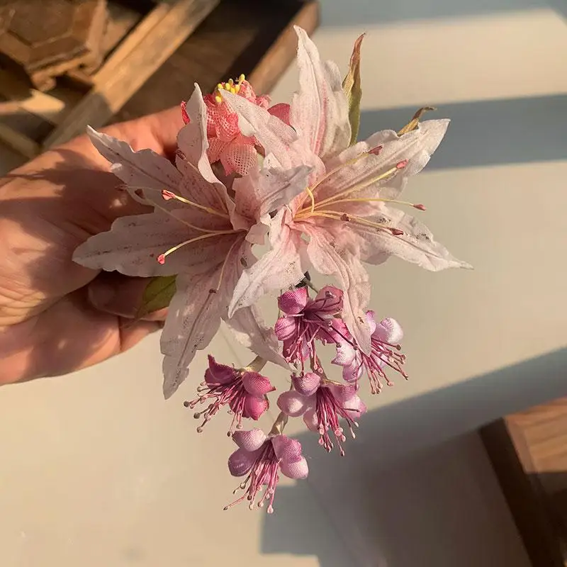手作りの燭花百合ヘアクリップ：花留め代用としての実用性とデザイン特性