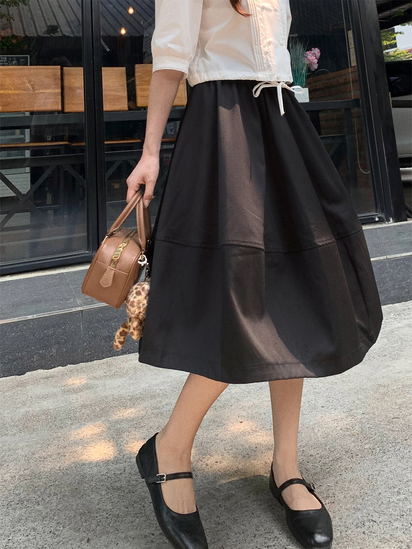 4月半ばと6月後半のファッションで迷うなら、この1枚が救う——小柄女性に最適な夏用スカートの選び方とは？