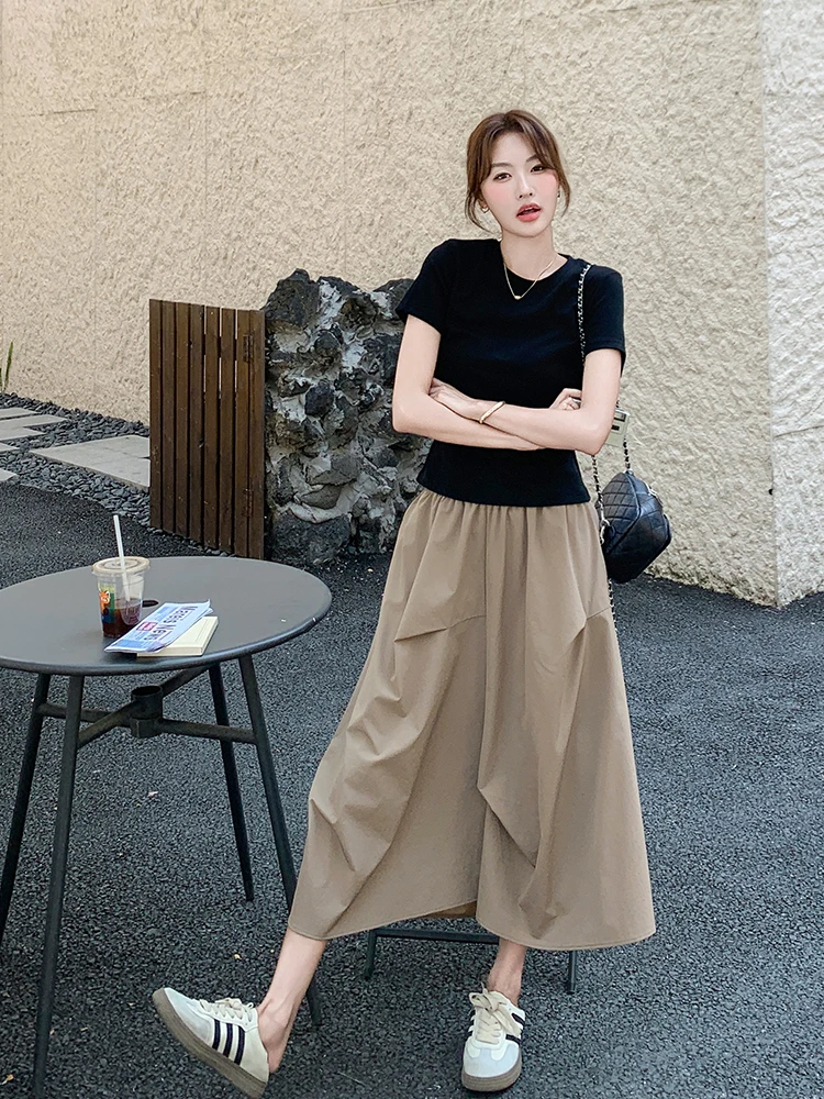 黒タンクトップ レディース コーデ：優雅で体型カバーを実現する夏用セットアップの使い方