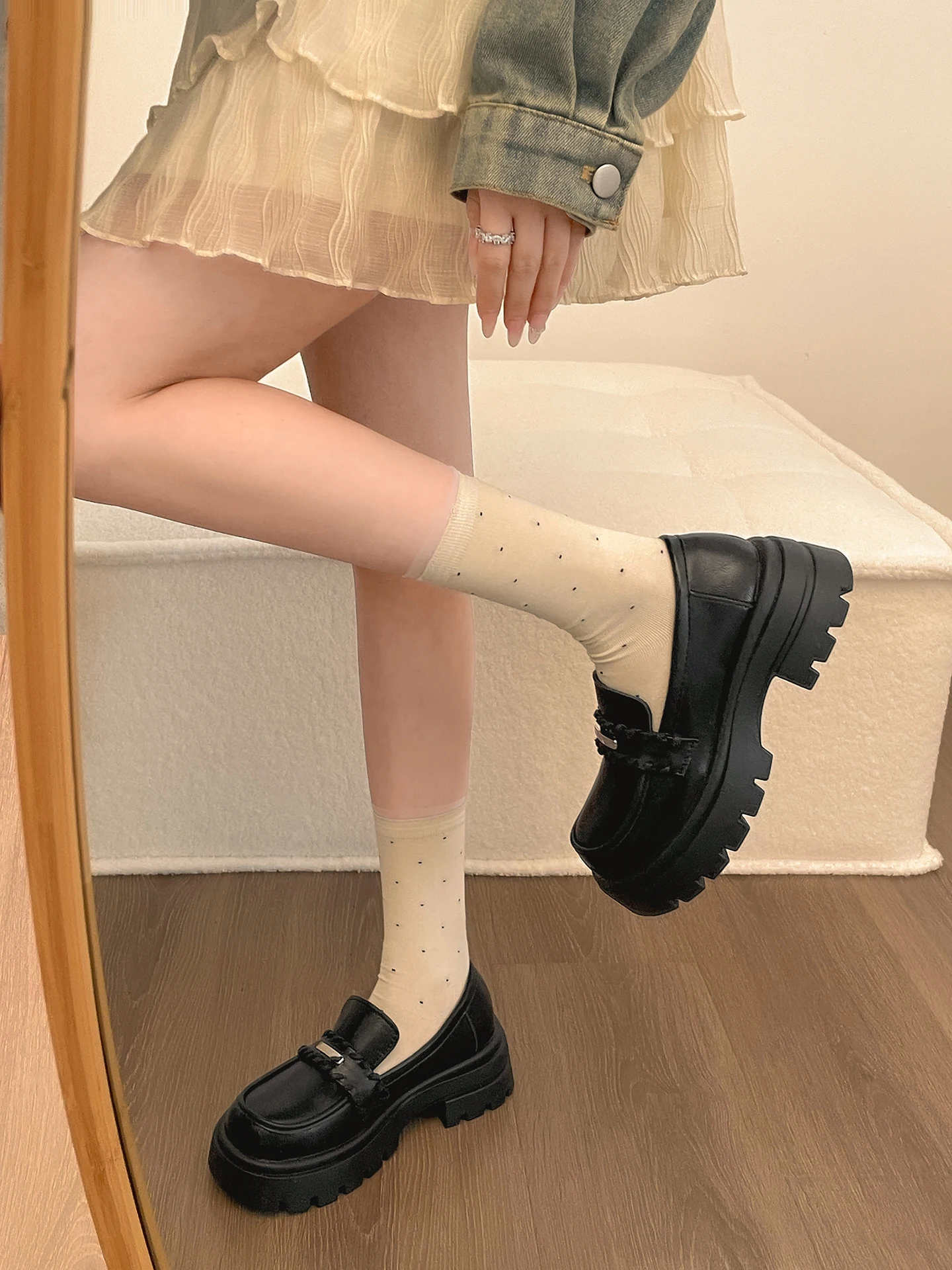 黒とブラウンの選択で迷うなら、この1足が解決する！？