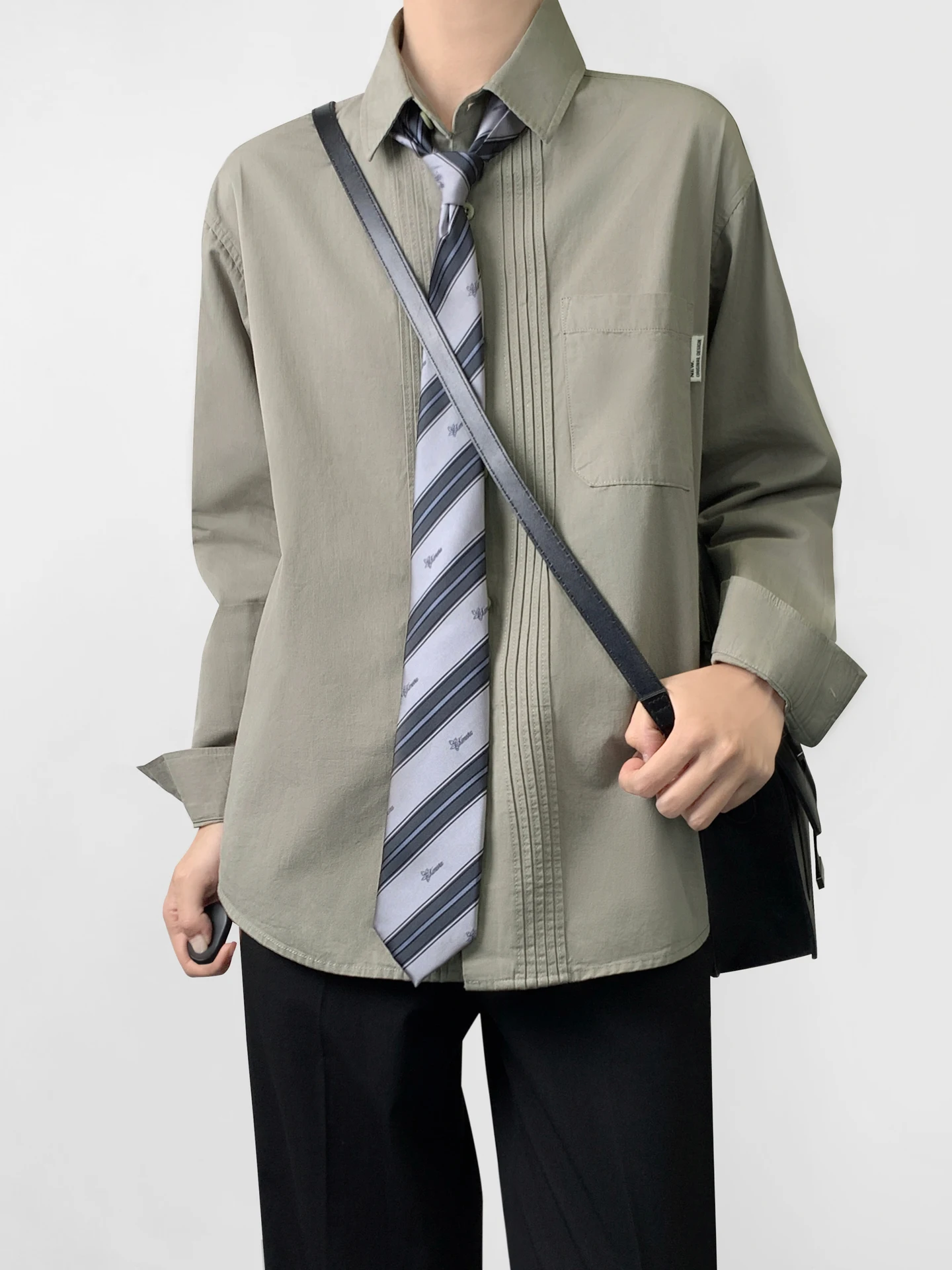 白色長袖シャツ：学生向け中古風ネクタイ対応の日常着用法