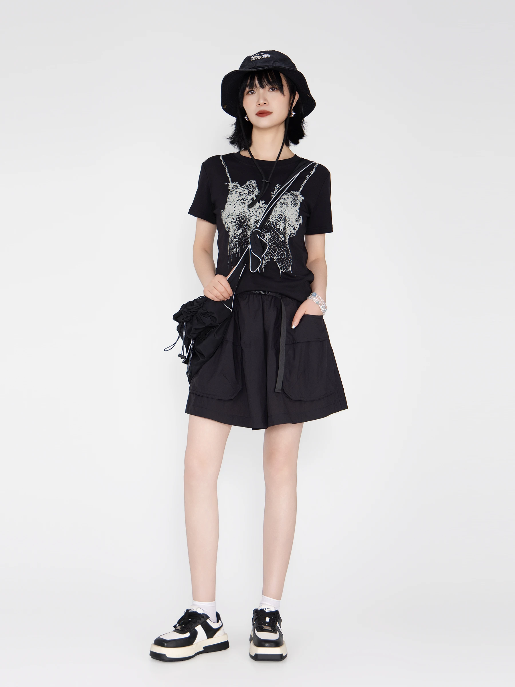 キャンプ服の夏は、ファッションと機能性のバランスが鍵！どう選ぶ？