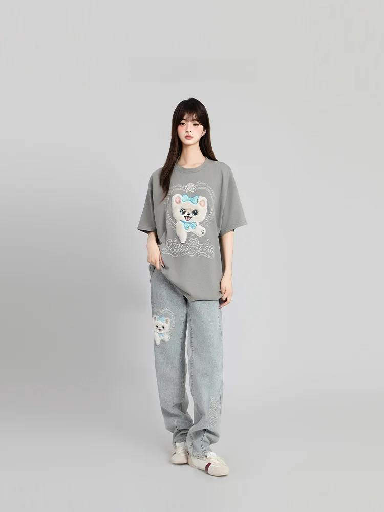 おしゃれなデザインのデニムパンツ：スリムフィットで秋に着る女性のスタイルガイド