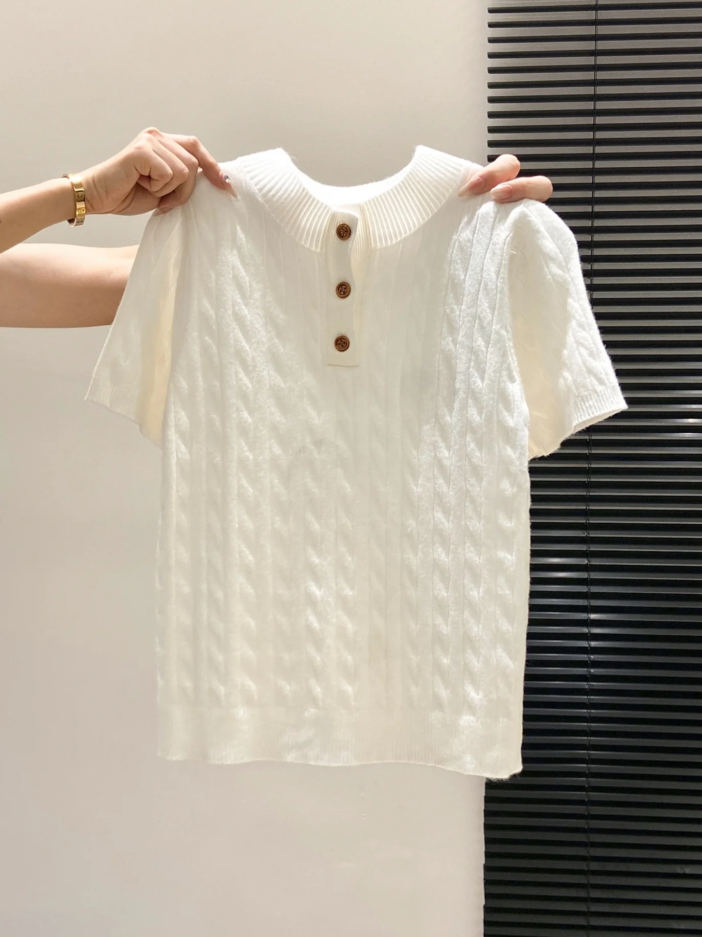 ピチッとしたニットは、本当に夏にぴったりなの？ハート刺繍の赤いニットTシャツが教えてくれたこと
