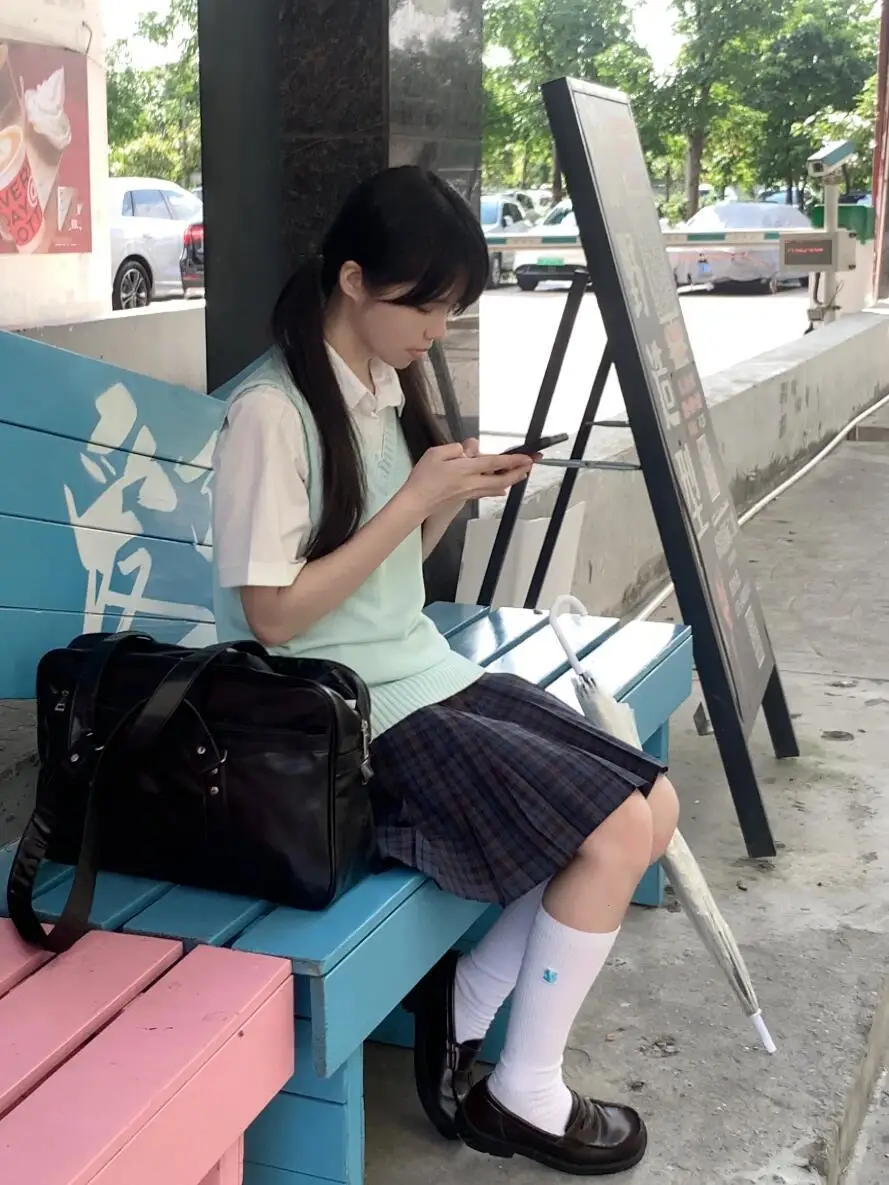 レディースコミック Vネックニットベスト【無地・甘口スタイル・学院風・女子用】の特徴と実用性