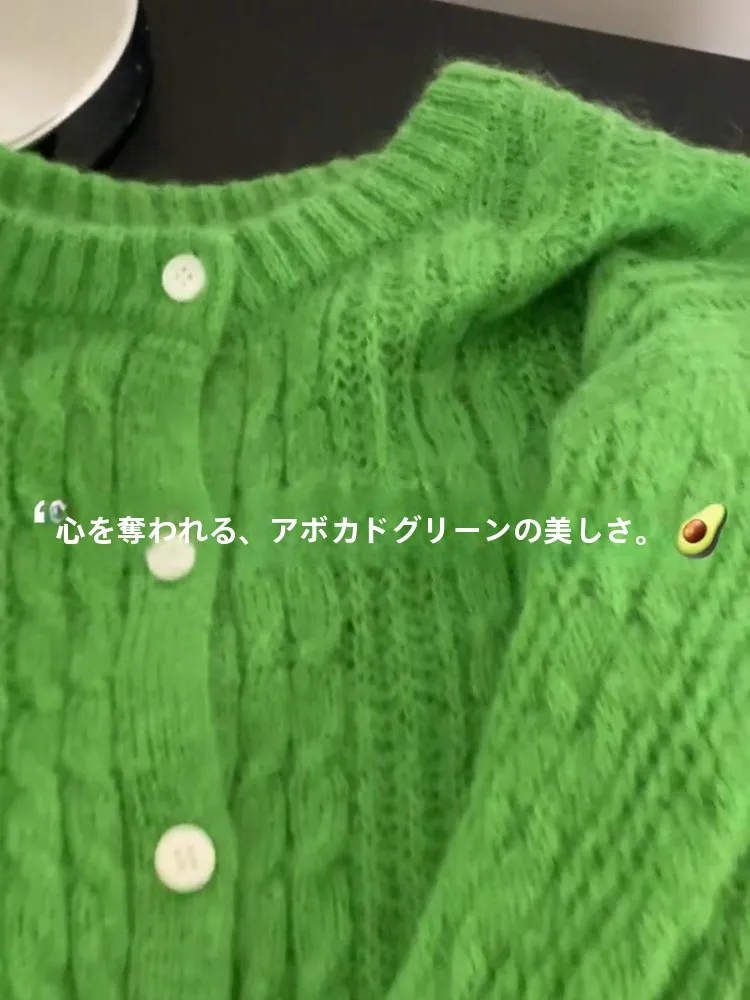 レトログリーンの麻花のマハ毛ニットカーディガン：通勤風の柔らかな外羽織としての実用性