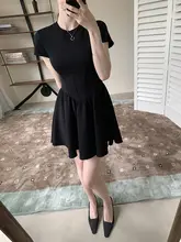 シンプルなデザインのブラックワンピース【ウエストリボン・通勤向け・ショート丈】