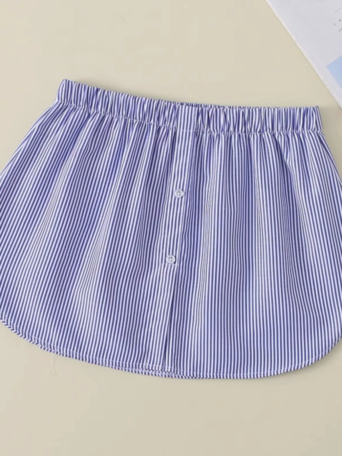 ウルフカットに合う服はどんなもの？通勤からデートまで使える1着の選び方