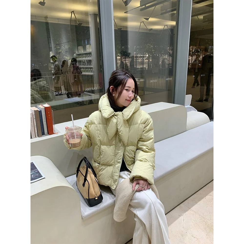 ストライプ柄ワイドレッグパンツ：オフホワイトの幅広いフィット感と通気性を実現