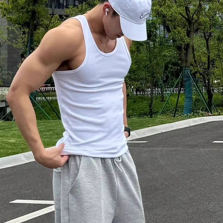 かっこいいシルエット男に似たスタイルは、シンプルなTシャツから始まる？