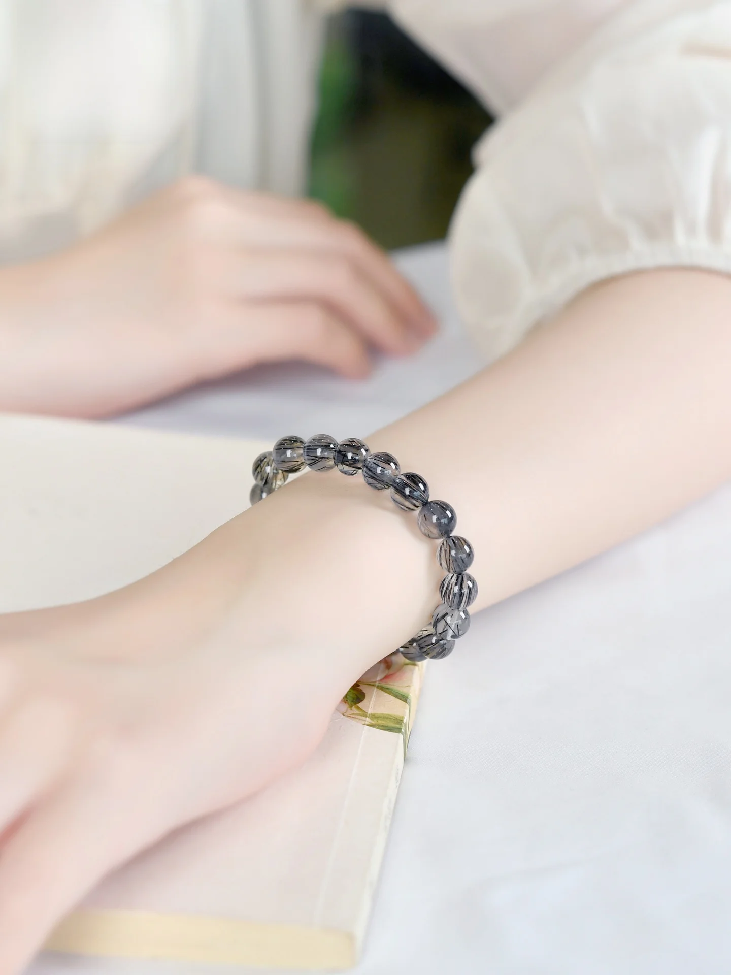 ブラックストーン石とは何か：天然黒髪晶ブレスレットの実際の特性と使用法