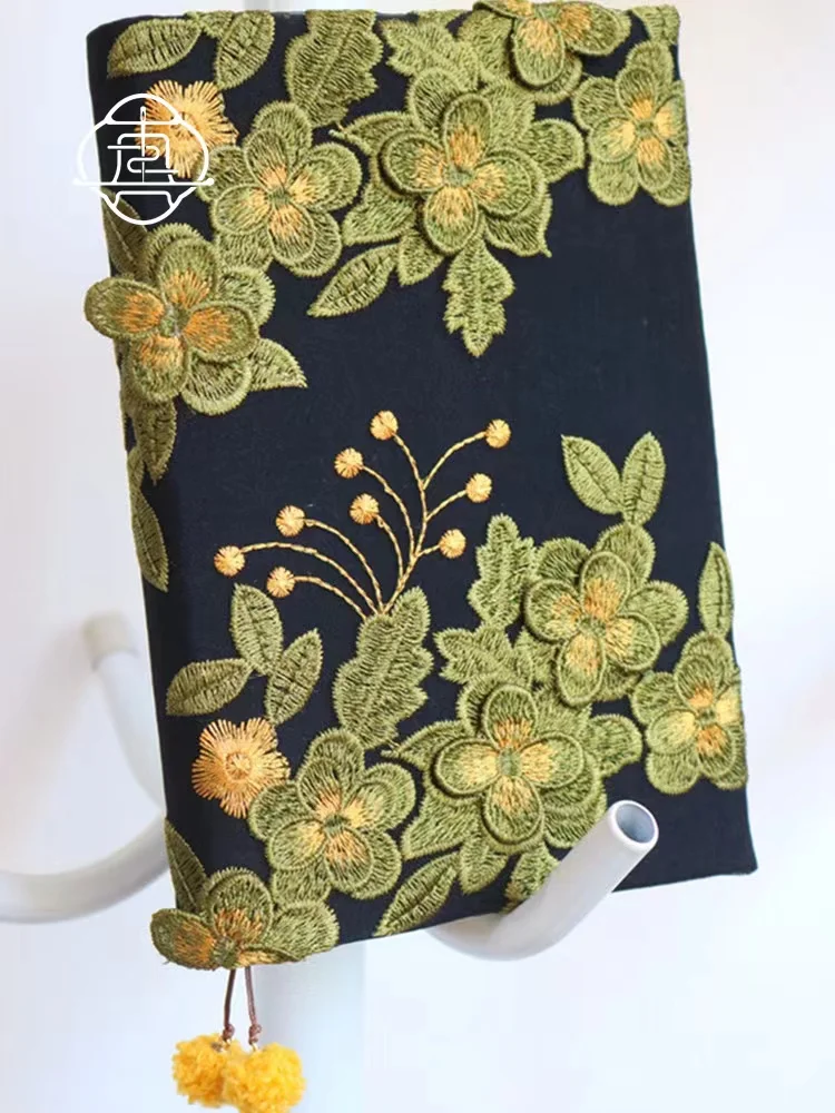 おくすり手帳ケースはどんなもの？刺繍レトロ風の手帳カバーが、日常のこころを癒す理由