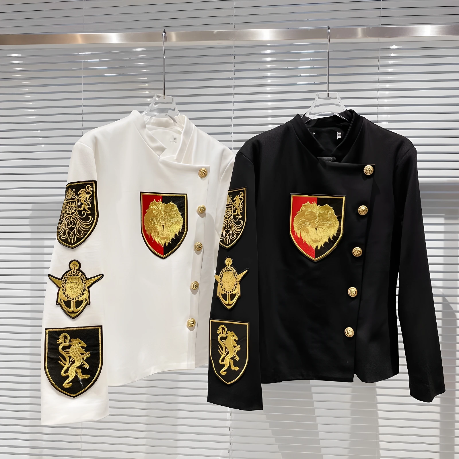 イギリス風刺繍デザイン長袖海軍ジャケット：通勤風の日常着としての実用性とデザイン価値