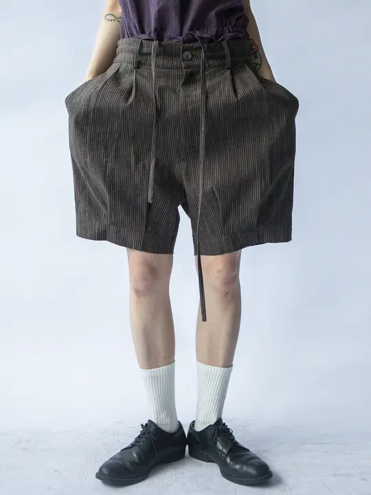 深いブラウンのストライプ柄 ハリ感のあるルーズフィットショートパンツ【ウエストゴム】
（セットアップ対応）