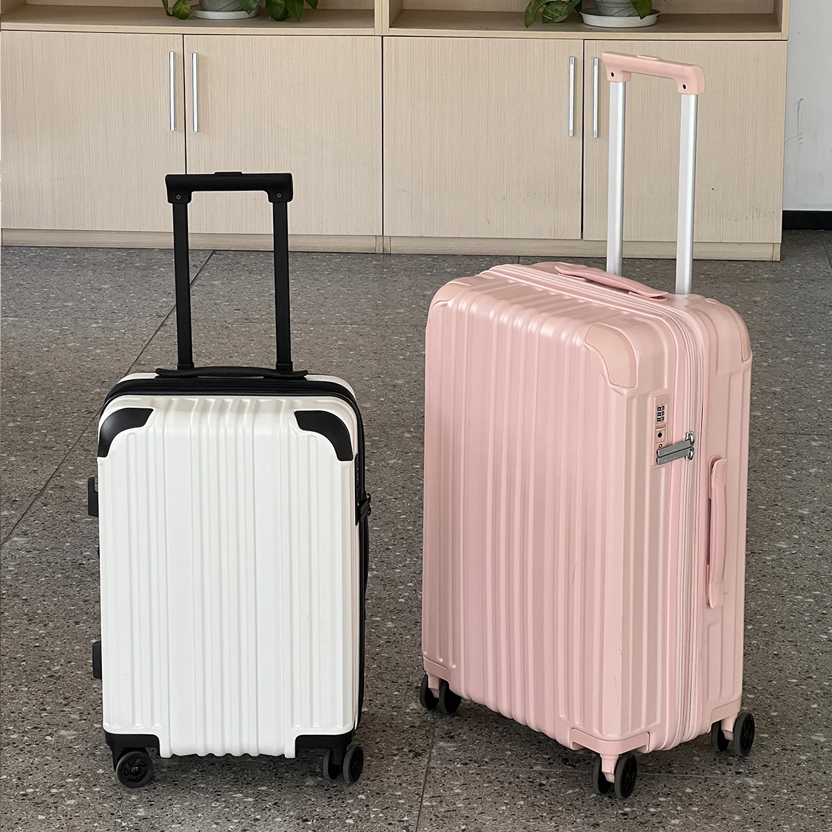 拡張可能なトラベルキャリーケース：機内持ち込み向けの軽量設計と高耐久性の実証