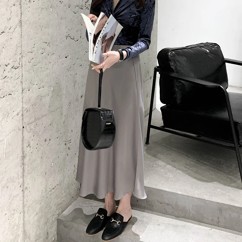 大人可愛いとはどういう意味？｜グレーの斜裁フレアスカートにおけるスタイルの定義と実践