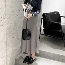 グレーの斜裁フレアスカート【サテン素材・春夏向け・タイトフィット・中長丈】