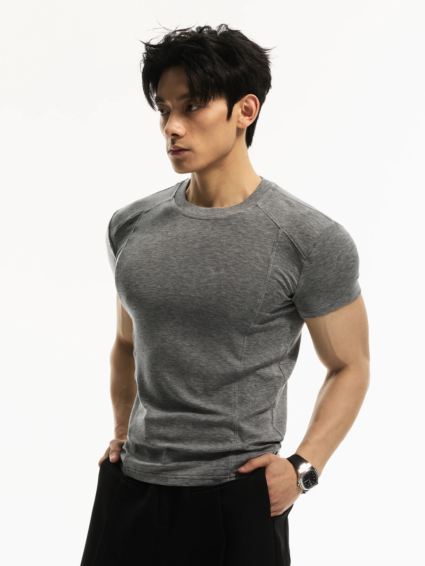 デコンストラクションTシャツ：高弾性デザインが実現する着心地と四季通用性