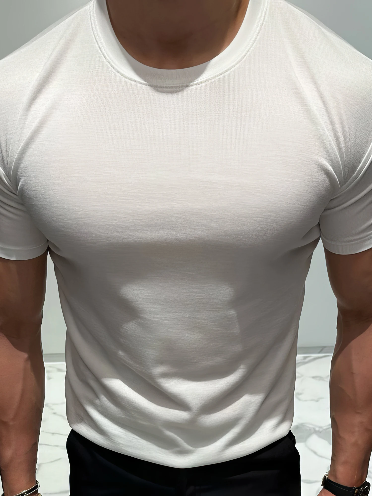 メンズTシャツが似合う体型を選ぶには？カットオフや無地の選び方まで徹底解説