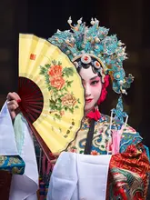 オペラ扇子に文字と衣装を描く