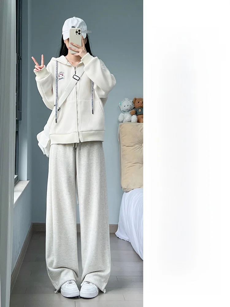 グレーのスウェットテープドパンツ：高腰直筒構造と通勤風の実用性を解説