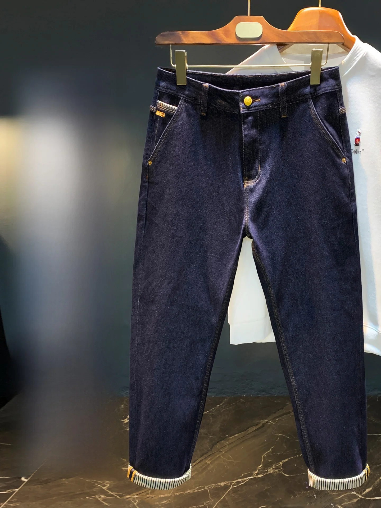 冬用デニムパンツ：フィット感と通気性を両立したストレートデザ インの実用性解析
