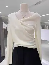 デザイン性の高い不規則なオフショルダー ニットトップス【女性用・フィット感・フランス風】
