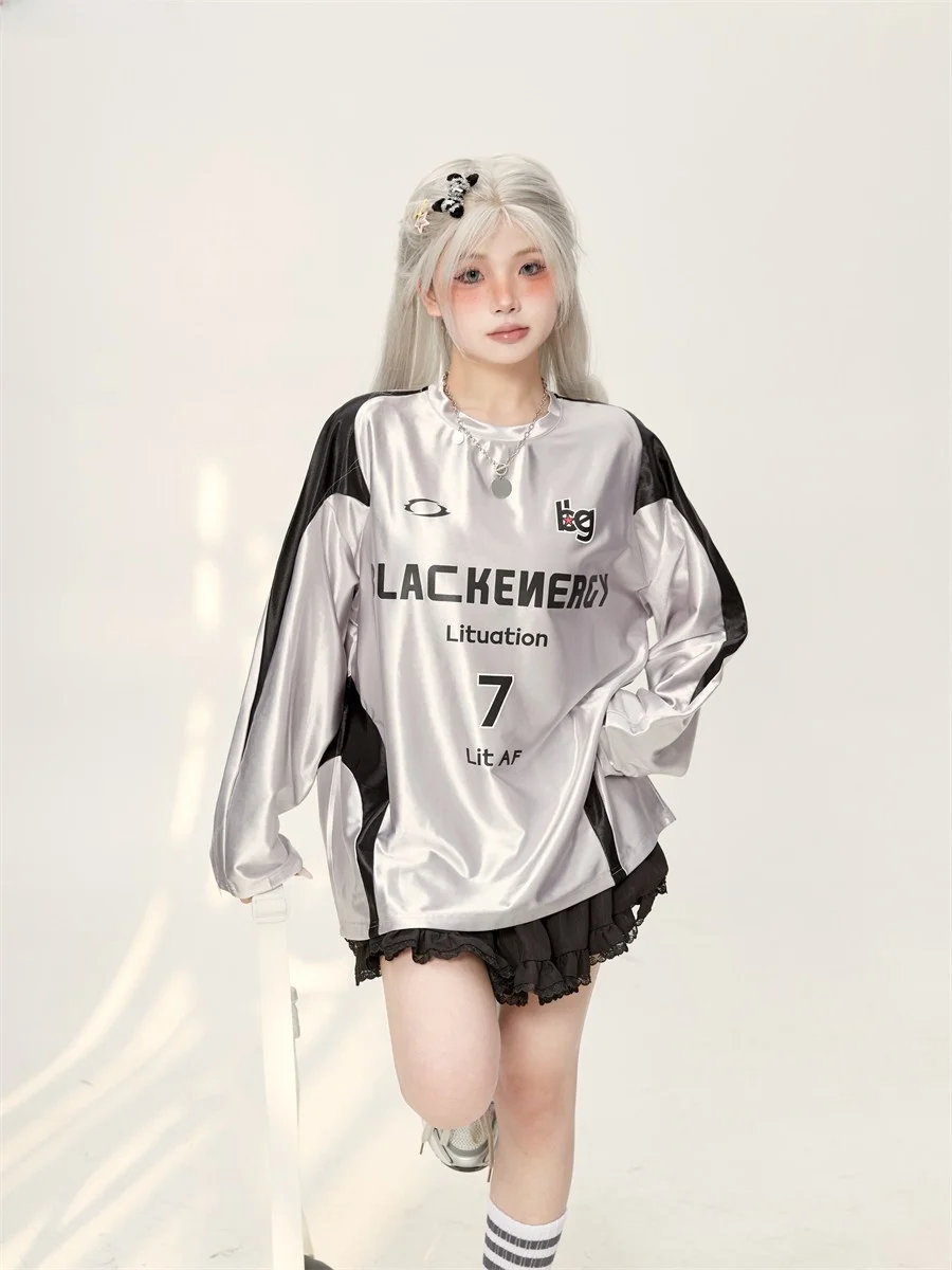 ゆったりとしたシルエットの長袖Tシャツ：通勤風のプリントデザインが秋に最適な理由