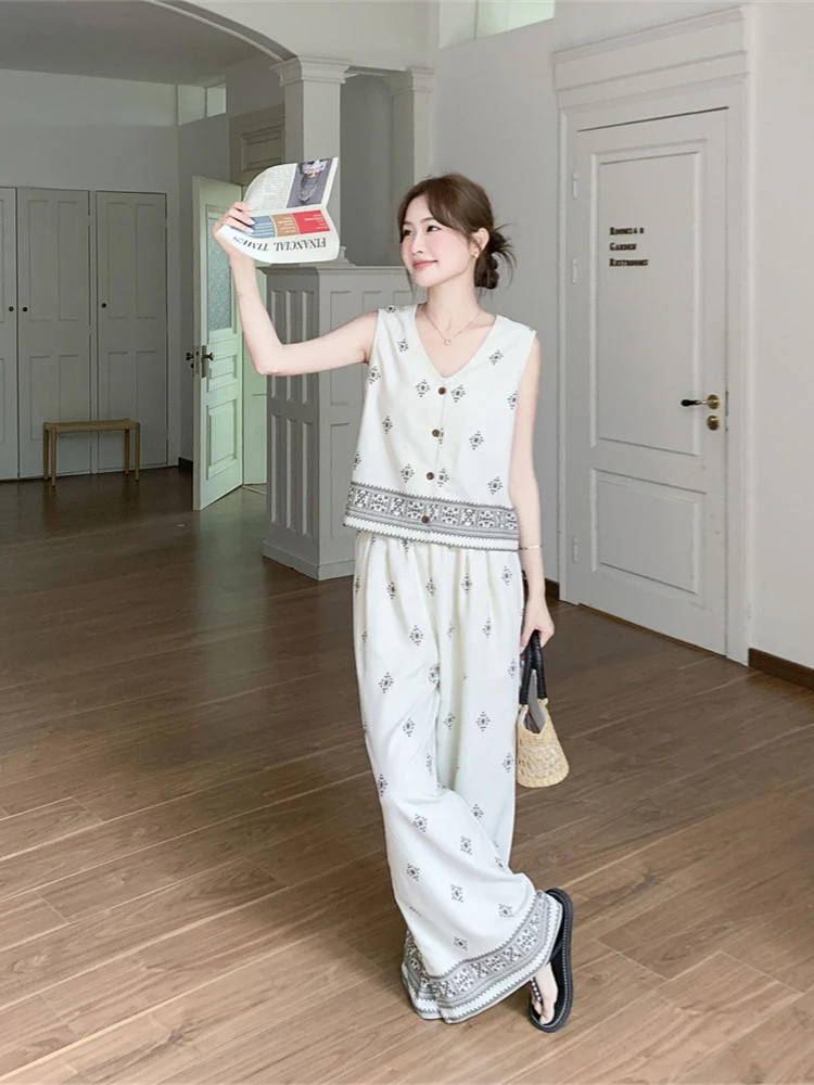 今の流行り服は、Vネックベストとワイドパンツのセットアップで決まる？