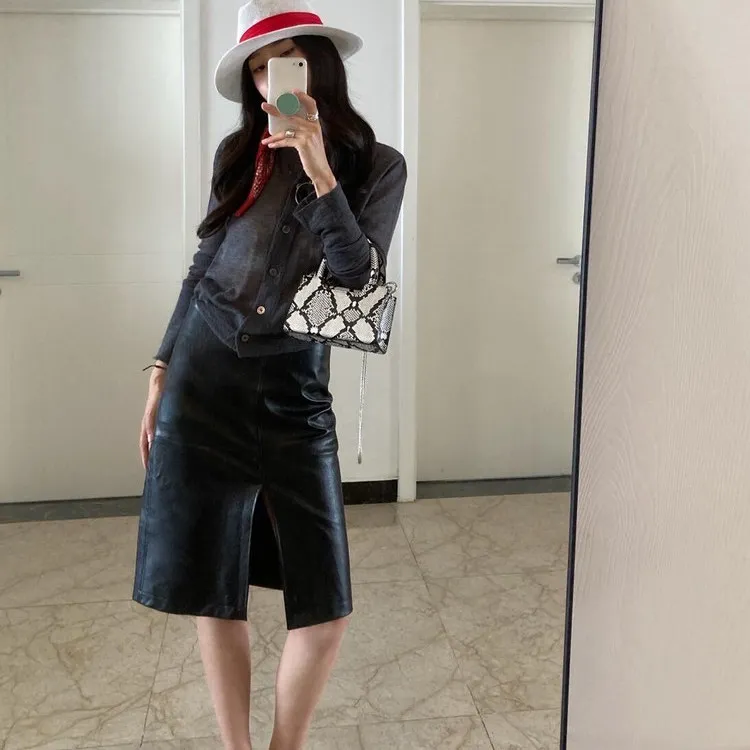 30代女性の通勤スタイルにぴったり？エレガントなレトロ風黒レザースカートの選び方とは