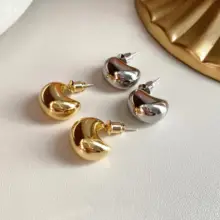 ゴールド水滴デザインのイヤリング【S925純銀製・ハーフムーン・軽やかさ】