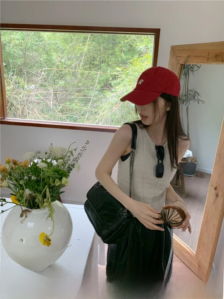 20代の女性が今、夏に着るべき背心は？テクスチャーとフィット感が魅力の1着