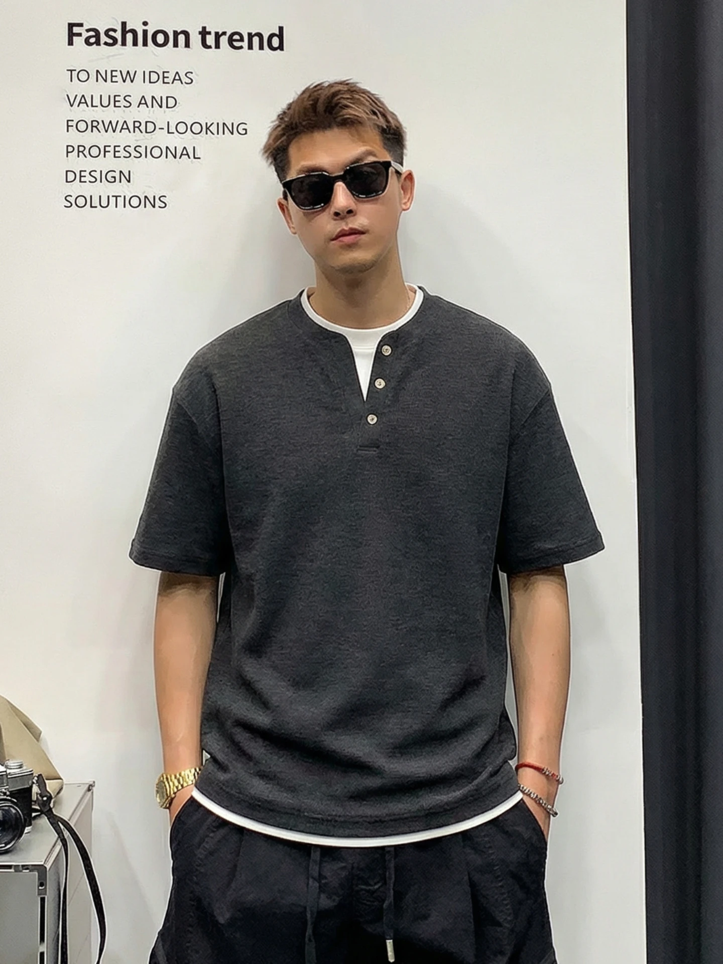 シンプルなカラーの半袖Tシャツ【メンズ・カジュアル・五分袖】：セットアップ対応の日常着としての実用性と使い分け