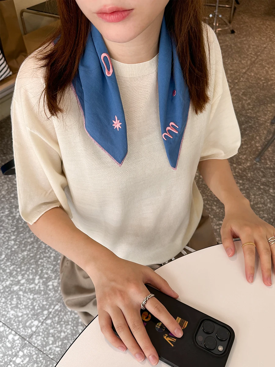 自然な皺感のある刺繍ヘッドスカーフ：コントラストカラーでユニセックスに最適な装着法