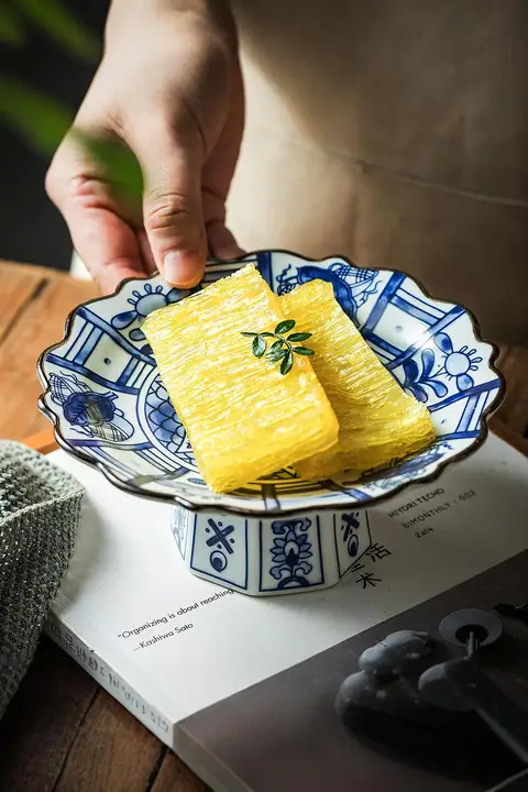 青花磁器製 高脚ティーセット用プレート【デザート皿・高足デザイン・精緻な陶器】