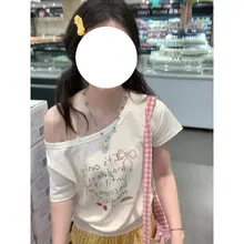 可愛らしい手描きのドゥーハウスタイルオフショルダーTシャツ【白・夏用・ゆったりフィット】