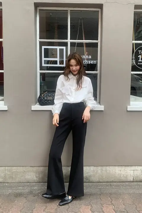 高腰のスリム微フレアカジュアルパンツ【秋冬用・小柄ポジション対応】